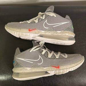 Nike Lebron 17 Low Men’s Sneakers Particle Gray, White Size 8 EUC